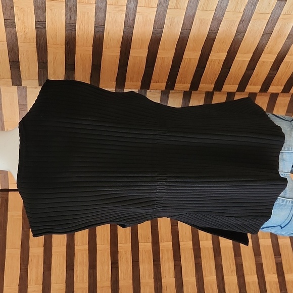 NWT! CeCe flare stretch tank - Picture 3 of 9